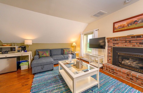 Stowe Bed & Breakfast | Deluxe Suite with Queen Bed, Full Sofa Bed, Fireplace, Refrigerator, Coffee Maker, Microwave