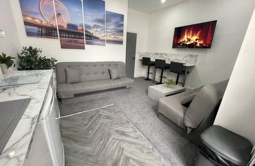 South Shore Apartment | Deluxe Suite with spa bath and hottub garden