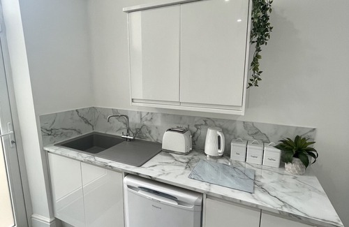 South Shore Apartment | Deluxe Suite with spa bath and hottub garden