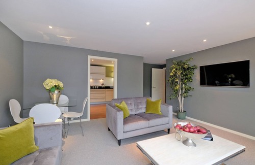 Central Aberdeen Apartment | Deluxe three-bedroom home in the sought-after West End area of Aberdeen