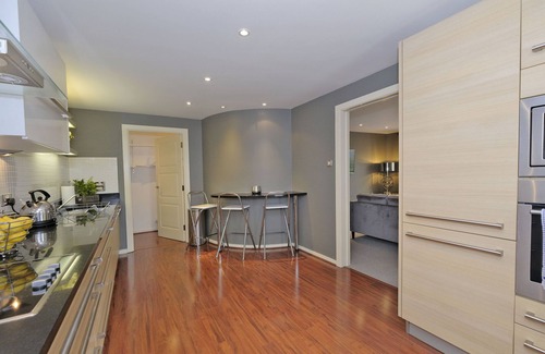 Central Aberdeen Apartment | Deluxe three-bedroom home in the sought-after West End area of Aberdeen