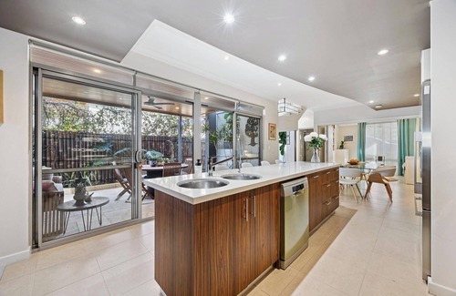 West Leederville House | Deluxe townhouse living in West Leederville close to Perth, trains, beaches