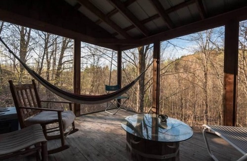 Durham Region Cabin | Deluxe Tree House 1 Hour from Toronto