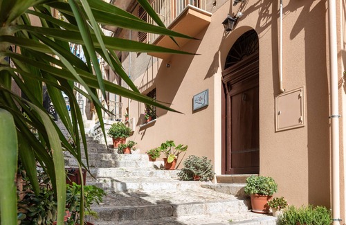 Caccamo Apartment | Deluxe Triple Room with Balcony, Wi-Fi and Air Conditioning