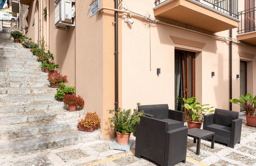 Caccamo Apartment | Deluxe Triple Room with Balcony, Wi-Fi and Air Conditioning