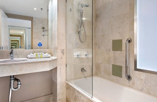 Surfers Paradise Hotel | Deluxe Twin Studio in Surfers Paradise - CoastHM
