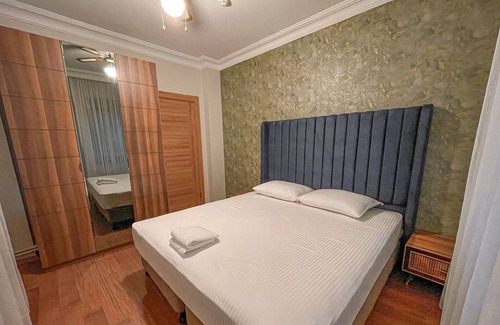 Bakırkoy Apartment | Deluxe Two Bedroom Apartment with Garden
