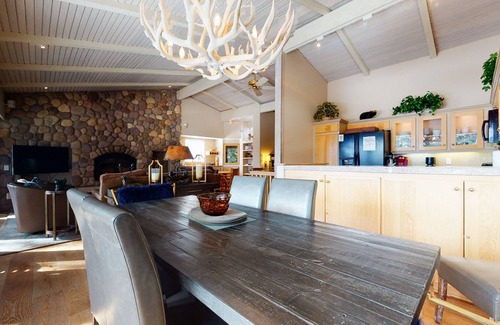 Mammoth Lakes Condo | Deluxe & Updated Home. Gas Grill & Washer/Dryer. Great Complex Amenities!