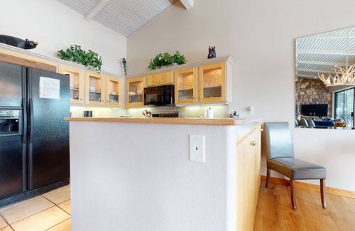 Mammoth Lakes Condo | Deluxe & Updated Home. Gas Grill & Washer/Dryer. Great Complex Amenities!