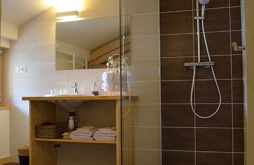 Monlet Bed & Breakfast | demoiselle room with bathroom