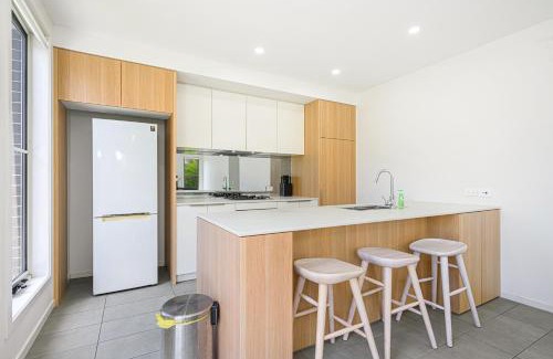 Denham Court House | Denham Court Adorable 4Br house with Wifi &Parking