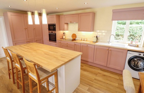 Helsey Cottage | DENHOLME, pet friendly, with a garden in Hogsthorpe
