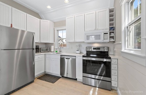 Dennis House | Dennis Dreams: 037-D Heated Pool, Walk to Mayflower Beach, Sleeps 10 w/Guest House in Dennis