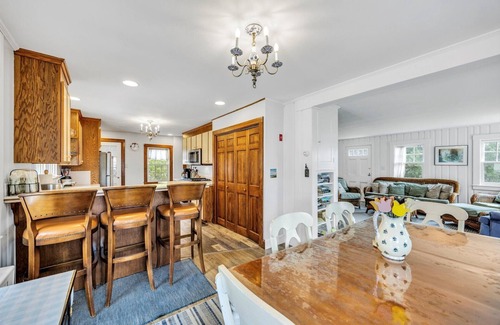 Dennis Port House | Dennis Port - 100 feet to Private Beach! (1977)