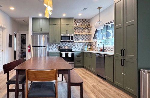 Denton House | Denton Newly Renovated 4bed 3bath 2washer/dryers