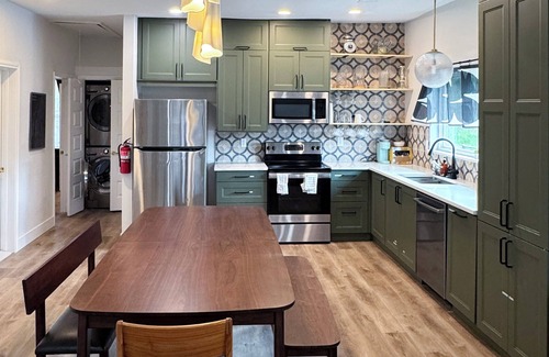 Denton House | Denton Newly Renovated 4bed 3bath 2washer/dryers