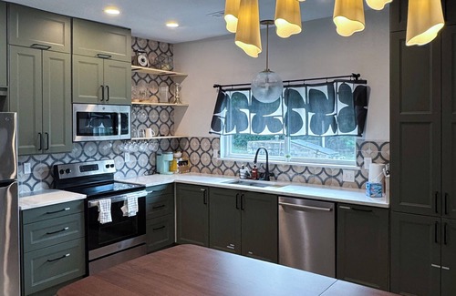 Denton House | Denton Newly Renovated 4bed 3bath 2washer/dryers