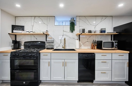 Speer House | Denver Bungalow 5 bedroom 4 bath-12 guests