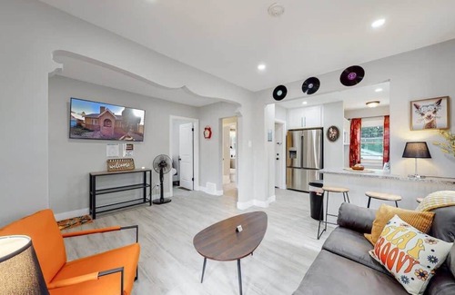 Speer House | Denver Groovy 2 Bedroom Home