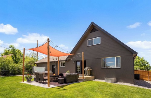 Northglenn House | Denver Retreat w/Hot Tub & Game Room – Sleeps 16 ~ 6 BR