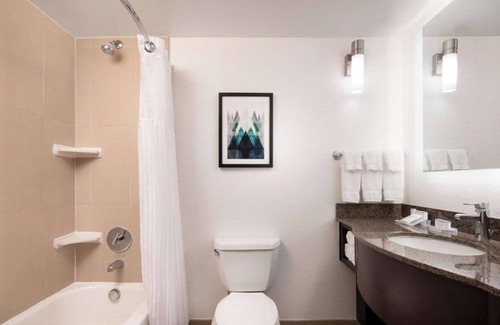 Glendale House | Denver shopping and sights are in easy reach!