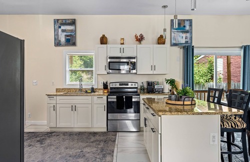 Shelby Park House | Derby - Bourbon Trail 4BR Pool Table Villa