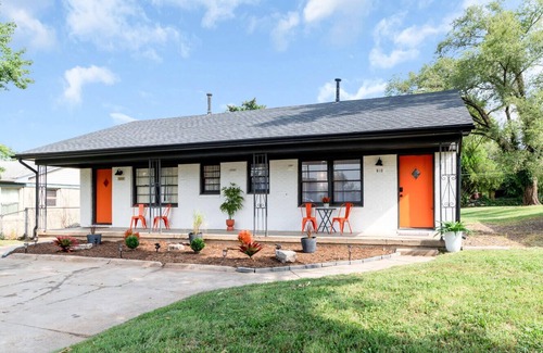 Derby Apartment | Derby Dream - Cozy King - Near Park!