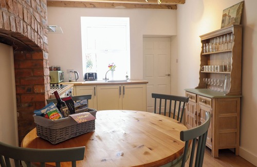 Llangollen Cottage | DERWEN HOUSE, pet friendly, with a garden in Llangollen