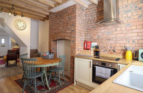 Llangollen Cottage | DERWEN HOUSE, pet friendly, with a garden in Llangollen