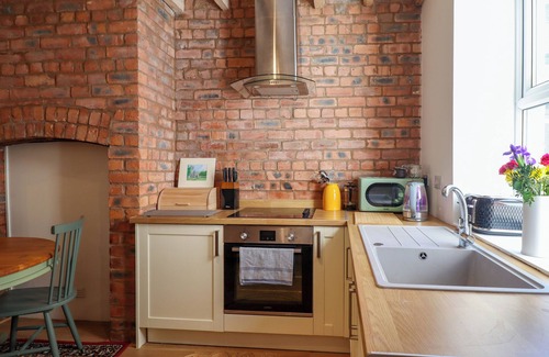 Llangollen Cottage | DERWEN HOUSE, pet friendly, with a garden in Llangollen