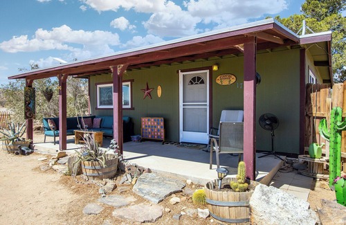 Joshua Tree House | Desert Cabin Retreat/2.5 Acres/Pool/Wifi/King Bed
