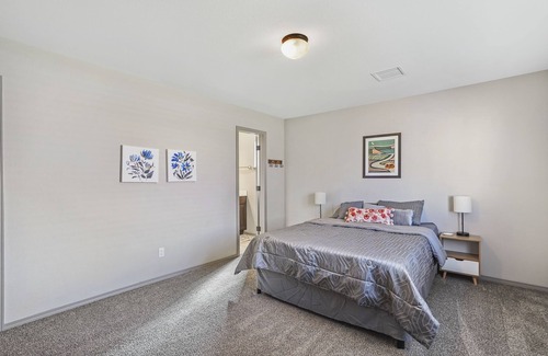 Biggs Field House | Desert Dreamscape 4 Beds + Office...Pets Welcome! Entire home minutes to E Bliss