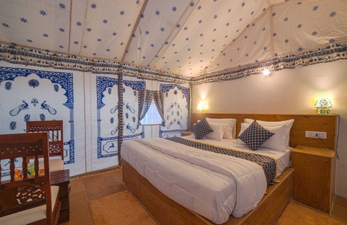 Sam Hotel | Desert Drop