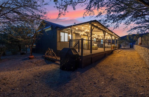 Cave Creek House | Desert Escape for Families & Friends – 3BR with Games, Hot Tub & Outdoor Dining