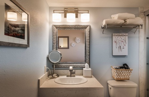 Uptown Sedona Hotel | Desert Marigold Junior Suite #105 @ Sedona Uptown Suites