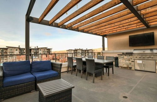 Moab South Valley Condo | Desert Moab Escape | 3BR Condo Resort Pool & RedRock View C2