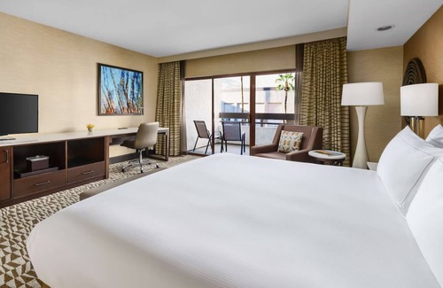 Phoenix Hotel | Desert Oasis Near PHX – Free Shuttle, Relaxing Outdoor Pool & Hiking Trails
