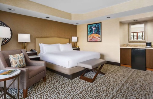 Phoenix Hotel | Desert Oasis Near PHX – Free Shuttle, Relaxing Outdoor Pool & Hiking Trails