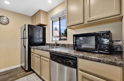 Palm Desert Condo | Desert Paradise Retreat Awaits on Golf Course with Sunset & Mountain Views