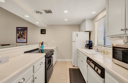 Palm Desert House | Desert Retreat with Golf course and Mountain views. Pickle Ball, Tennis, Pools!