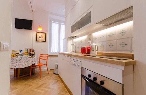 Testaccio Apartment | Design Apartment-Spotless-Rome cent-Bus & Metro-Airport train-AC-WiFi-Kitchen