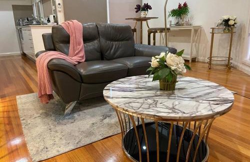 Glenroy Apartment | Design/bright/cosy townhouse between airport &city