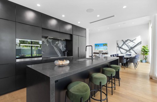 Buena Vista House | Design District Luxurious Stay, Exclusive Pool, Billiards, Backyard & Grill