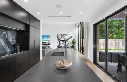 Buena Vista House | Design District Luxurious Stay, Exclusive Pool, Billiards, Backyard & Grill