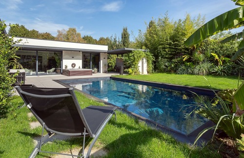 Saint-Cyr-au-Mont-d'Or Villa | Design house in a tropical garden