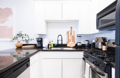 Village Condo | Designer 1 bed | 5 min to Old Town | Sleeps 4 | 4 pools and spas | Dogs welcome!