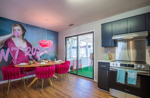 Savannah House | Designer 3-bedroom house with photo zones, sunroom, fire table, fenced backyard