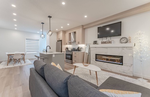 Hillhurst House | DESIGNER 4 BD Showhome/10 Mins DT w/Garage & Fireplace
