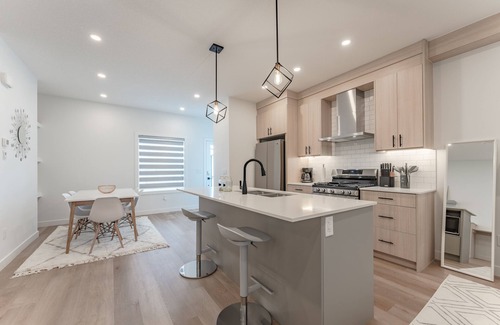 Hillhurst House | DESIGNER 4 BD Showhome/10 Mins DT w/Garage & Fireplace