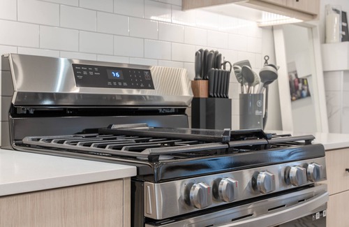 Hillhurst House | DESIGNER 4 BD Showhome/10 Mins DT w/Garage & Fireplace